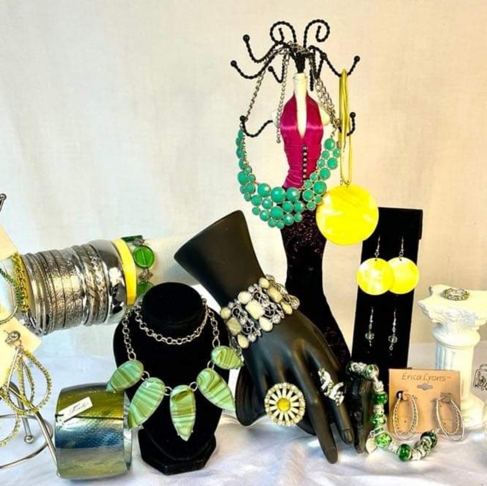 BEAUTIFUL HIGH-END AND "SOME SIGNED" JEWELRY LOT.